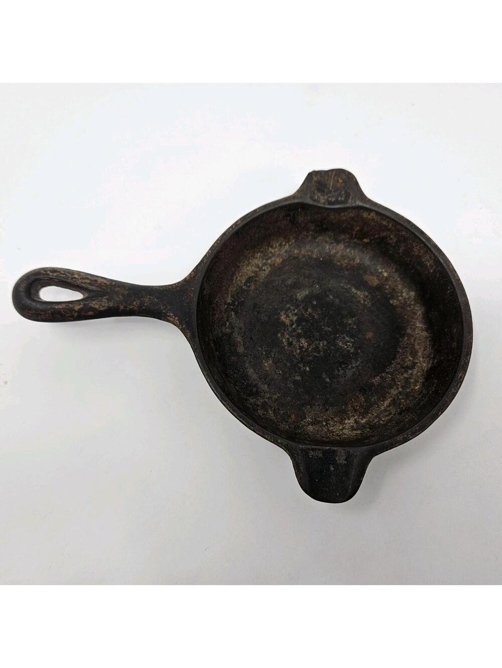 Vintage WAGNER WARE Cast Iron 1050 F Miniature Frying Pan/Ashtray/Spoon Rest
